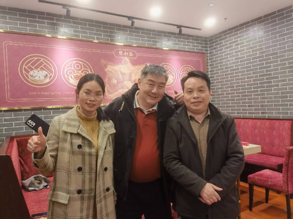 菲律賓客戶來(lái)我司現(xiàn)場(chǎng)驗(yàn)收訂購(gòu)的2套日產(chǎn)量5噸片冰機(jī)，對(duì)我們片冰機(jī)的工藝、配置、性能非常滿意！并表示下次擴(kuò)大規(guī)模要繼續(xù)跟我們合作。