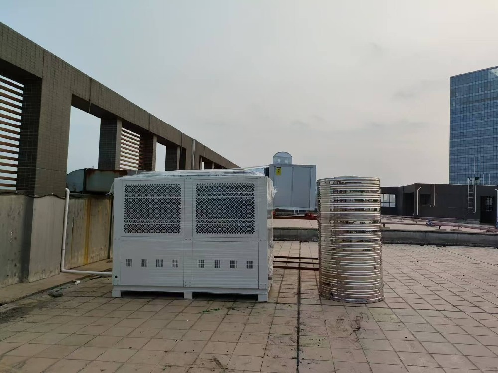 近期我司中標國內(nèi)多家航空公司航空熟食真空冷卻機項目，持續(xù)交付中，由于我司深耕航聯(lián)食品降溫項目十余年，蒸汽式真空冷卻技術(shù)具有效率高，降溫時間快，降溫后的熟食品無變形，無顏色改變，無營養(yǎng)成本丟失，使用成本低等優(yōu)點，深得國內(nèi)各航空公司信任，其中一家知名航司的領(lǐng)導就說了，其它廠家的設(shè)備別說家便宜幾萬塊，就算送給我們也不敢用，因為一但設(shè)備出了問題，影響我們飛機配餐事小，萬一因設(shè)備問題產(chǎn)生的食品安生事件就事大了，這個責任誰擔得起？